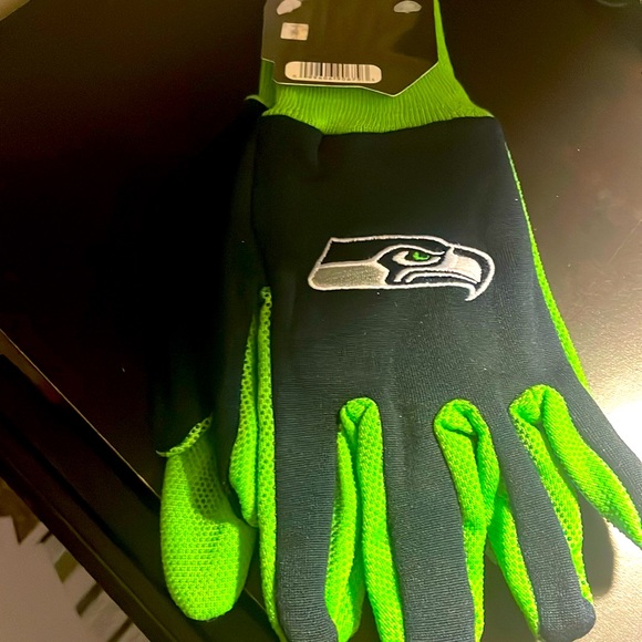 Seahawks NFl Utility Gloves - Picture 1 of 2